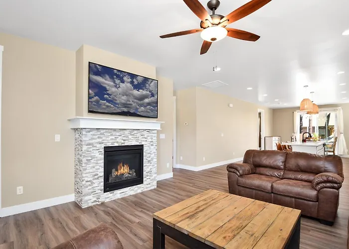 Windtree Retreat Hot Tub Pet-friendly Fire Pit Near Downtown Flagstaff