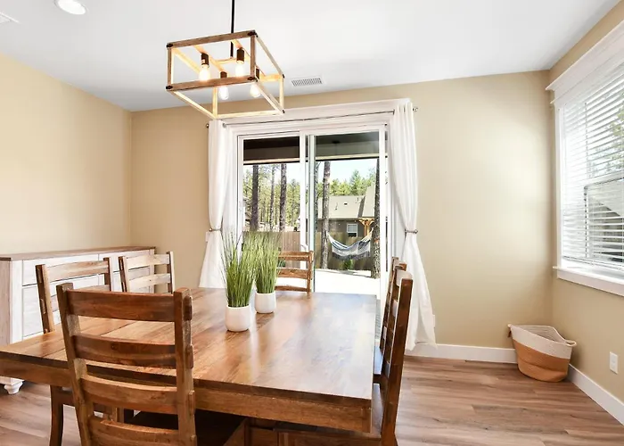 Windtree Retreat Hot Tub Pet-friendly Fire Pit Near Downtown Holiday home