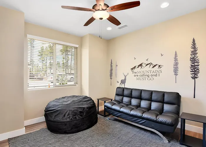 Windtree Retreat Hot Tub Pet-friendly Fire Pit Near Downtown *