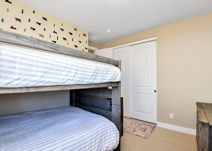 Holiday home Windtree Retreat Hot Tub Pet-friendly Fire Pit Near Downtown *