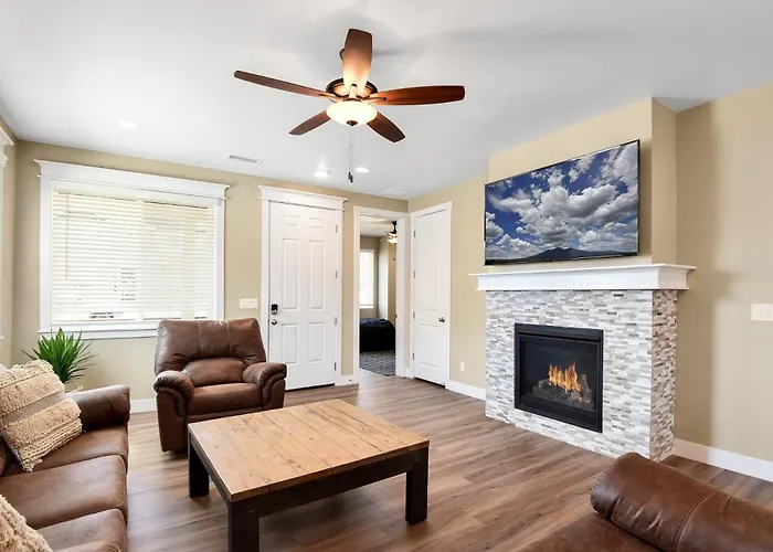 Holiday home Windtree Retreat Hot Tub Pet-friendly Fire Pit Near Downtown