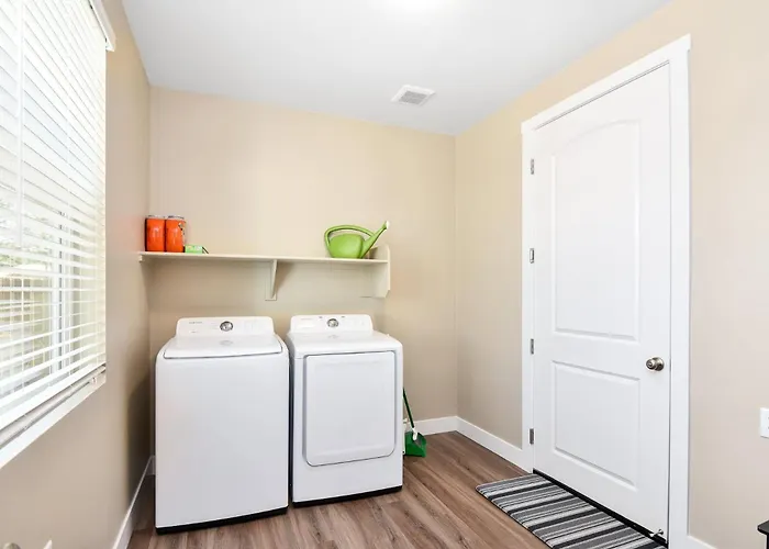 Windtree Retreat Hot Tub Pet-friendly Fire Pit Near Downtown