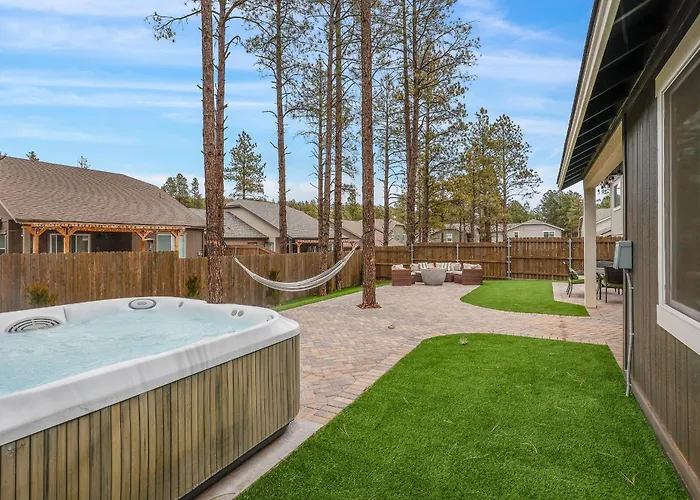 Windtree Retreat Hot Tub Pet-friendly Fire Pit Near Downtown Holiday home *