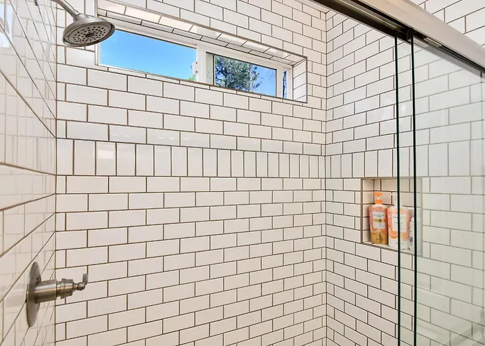 Windtree Retreat Hot Tub Pet-friendly Fire Pit Near Downtown *