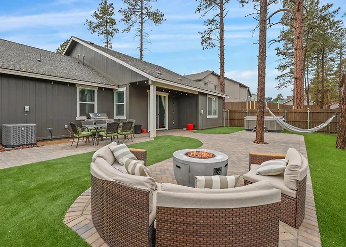Holiday home Windtree Retreat Hot Tub Pet-friendly Fire Pit Near Downtown *