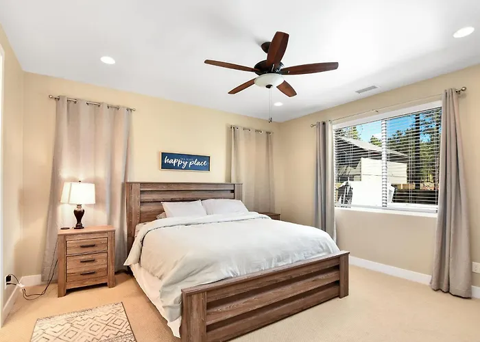 Holiday home Windtree Retreat Hot Tub Pet-friendly Fire Pit Near Downtown *